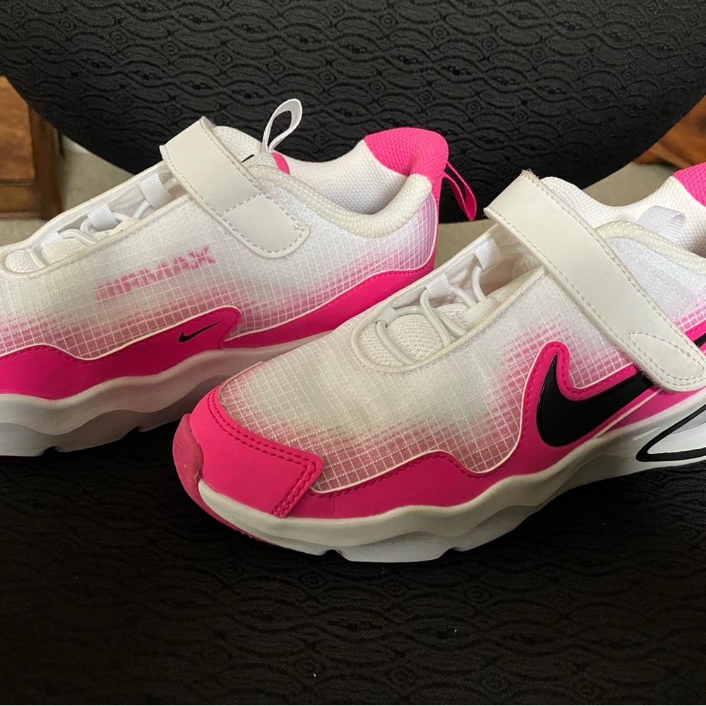 NWOB Nike Airmax Kids Sneakers White and Pink size 2Y